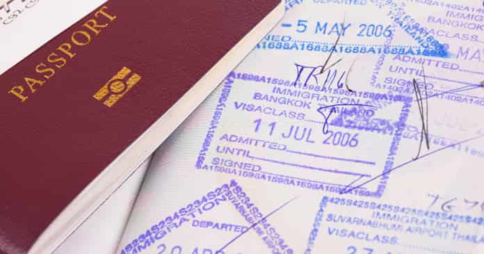 ICチップや出入国スタンプは、複数のパスポートを使い分けることで問題にならない？